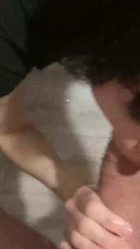 O muistă nerușinată de 18 ani are parte de o ejaculare facială uriașă