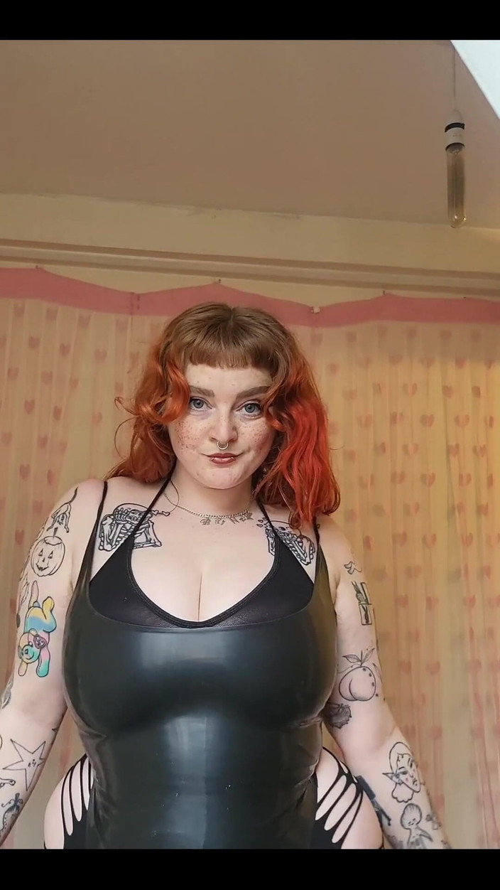 Bunny Royle: 揺れ動く。私のセクシーなラテックスボディスーツ姿を見るのは好きですか?