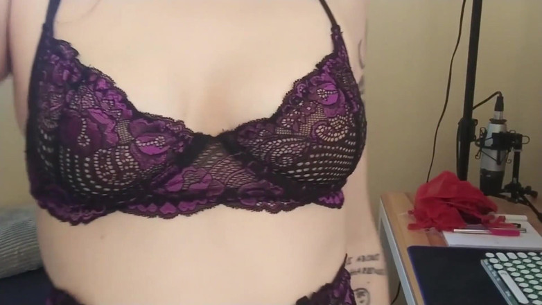 lilredvelvettt: J’essaye tous mes ensembles de lingerie