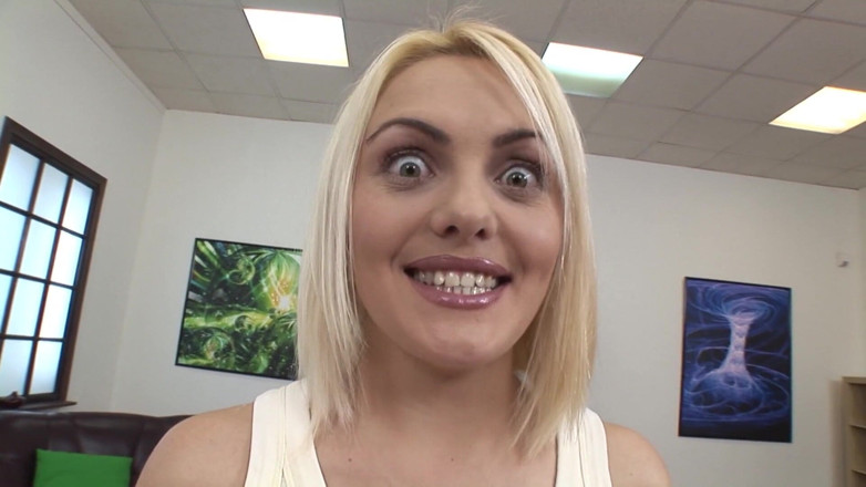 EuroAnalAdventures: blond gospodyni domowa zostaje analnie penetrowana - 2