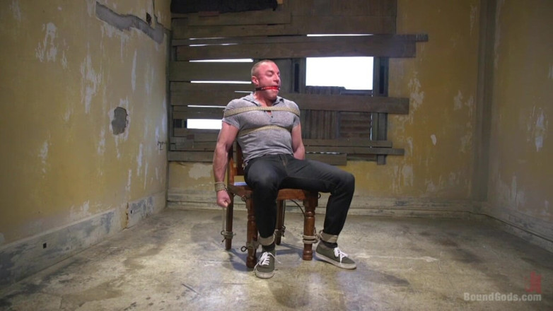 KINK men: Мясистую мускулистую качок лишили воздуха и трахнули в подчинение