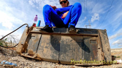 Pee Adventures: おしっこを必死にしている太った女の子は、彼女の大きくていっぱいの膀胱を空にし、それから彼女はおしっこをしますが、この掘削機のバケツに