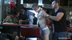 Bound in public: Brooks - Dostaje sikanie w usta i liże spust z brudnej...