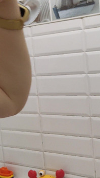 I muscoli della grande donna che si flette