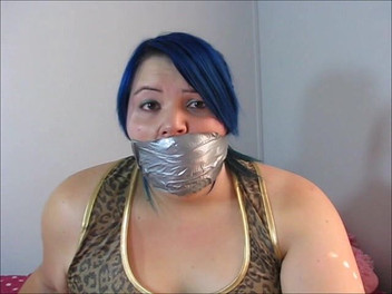 Selfgags classic: Pengasuh kami menyumpal dirinya sendiri dengan celana dalam ibu tiri!