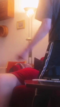 Amateurboy jest w puszce na stopach i dupie
