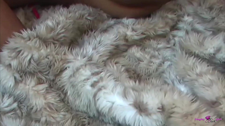 Naughty Black Girls: Monique lagi asik nyepong kontol besar pria kulit putih sampai...