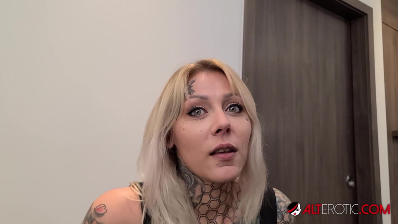 Alt Erotic: Nayomi Sharp chupa pau e engole uma carga