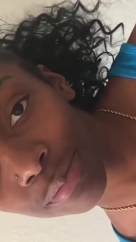 Une nana sexy montre son talent et se tape une grosse bite noire !