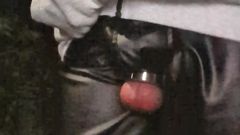 kinkygaynudist: 男人走在外面展示他的蛋蛋