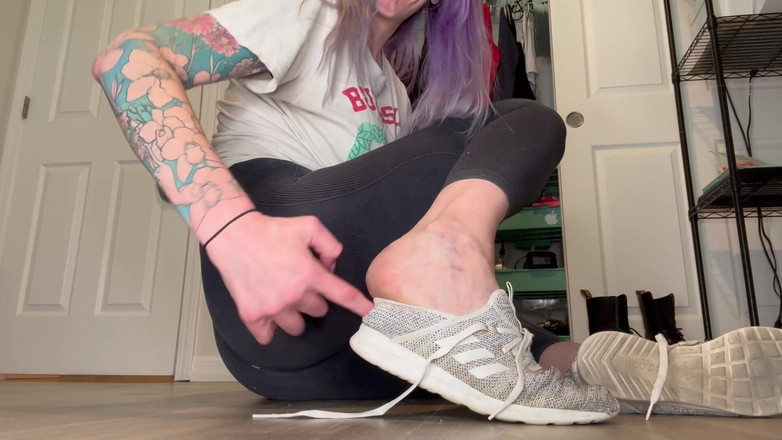 Peppermint Giantess: Memusnahkan Saiz 9-10 Kasut Pada Saiz 16 Kaki