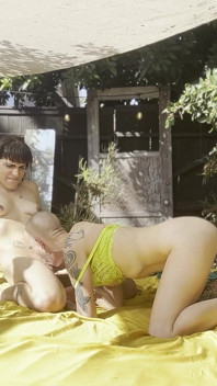 Velký péro Tgirl šuká lesbičky venku a stříká na její oholenou hlavu