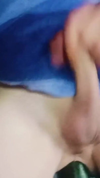 Jovem mulher se masturba analmente até atingir o orgasmo, chegando até a comer seu próprio sêmen