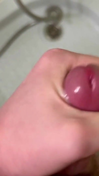 Masturbazione E Un Grande Sperma Sotto Una Doccia Pubblica