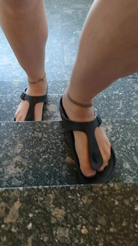 Birkenstock e piedini in nylon nel vano scala