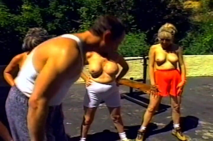 Mature Climax - 100% Mature Videos: Un grup de doamne bătrâne și excitate futând niște tipi crud