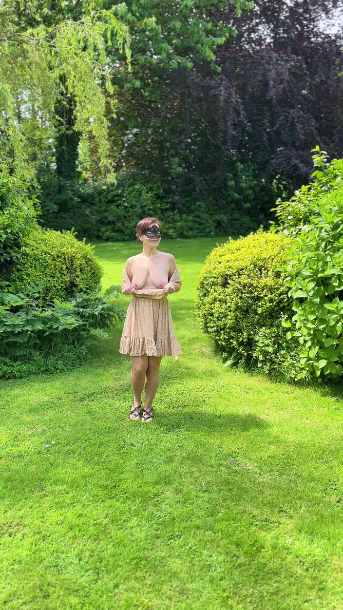 Queen-Lucy: Mostrando en el jardín