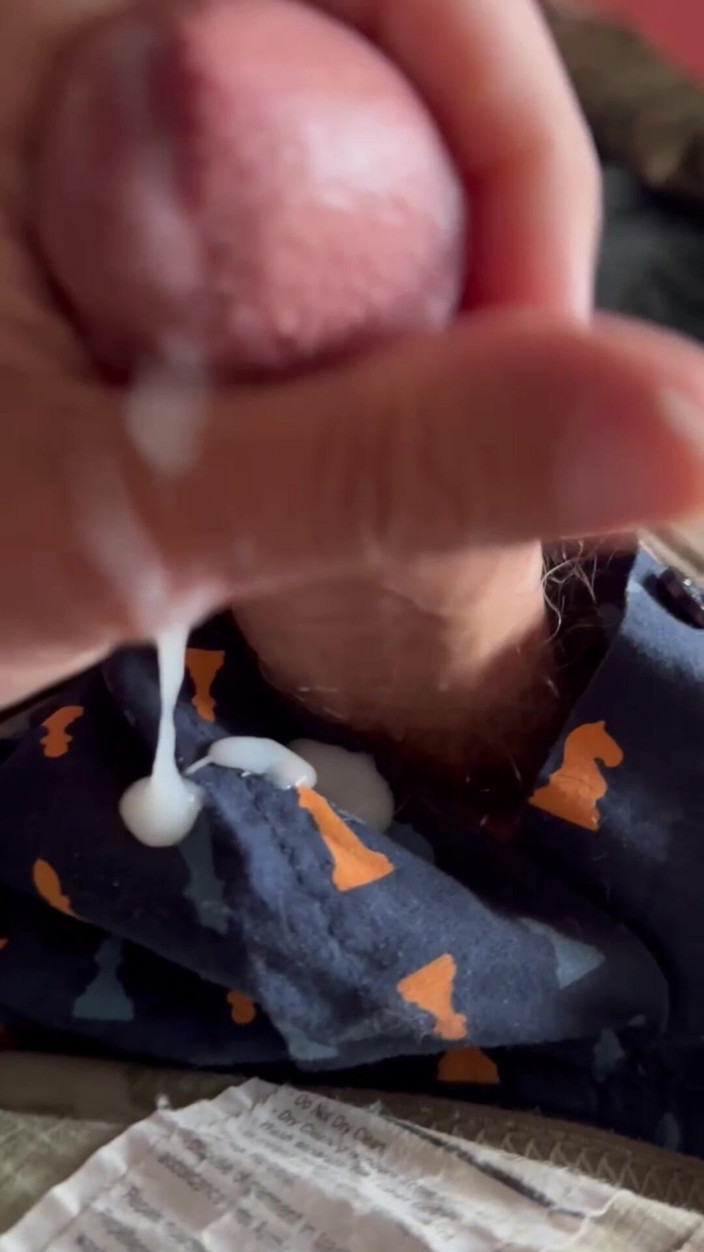 Gay Soldier Stuff: Армейской специалист мясистую сливочную порцию спермы после недели в поле для обучения