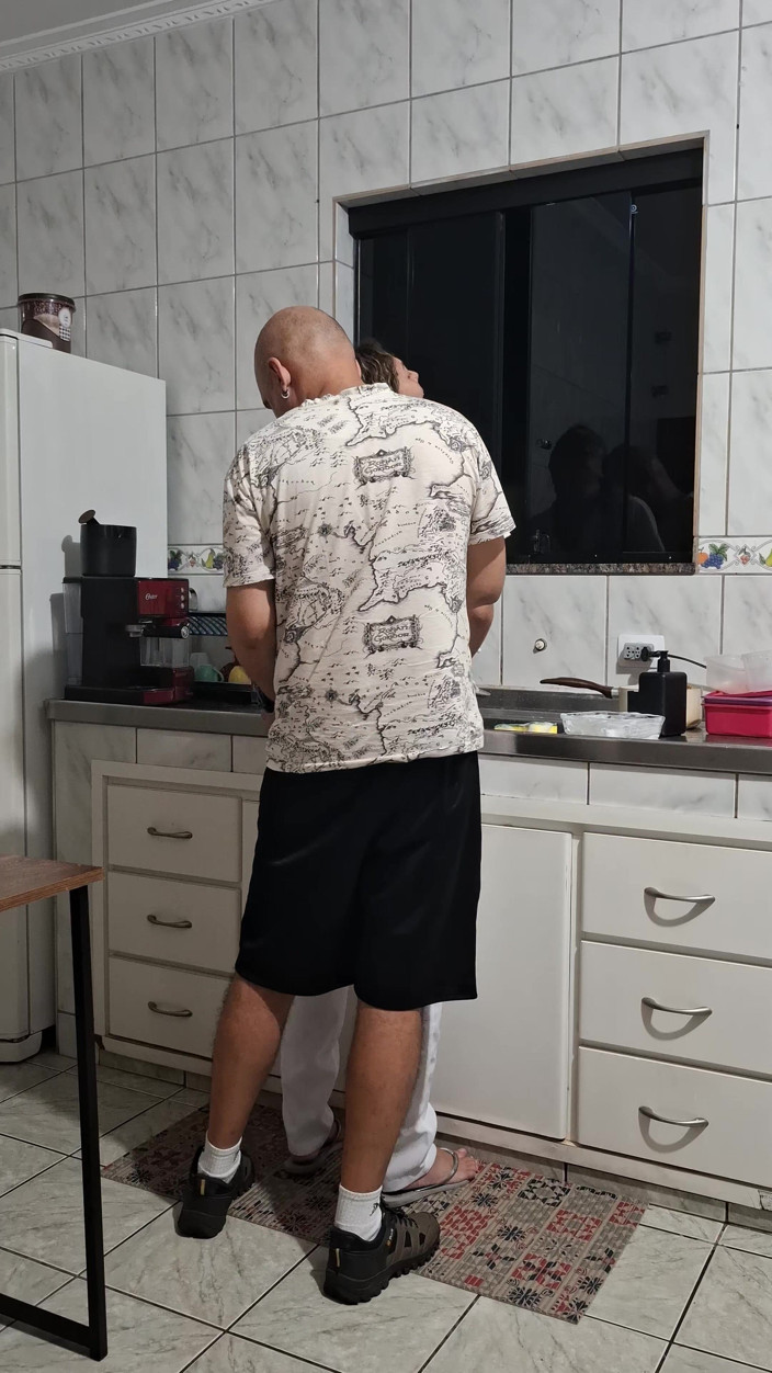 Victor SweetCoupleStories: Pembantu rumah dikongkek pantat di dapur semasa membasuh pinggan
