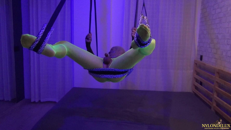 Nylondelux: 霓虹灯袜中的性摇摆幻想