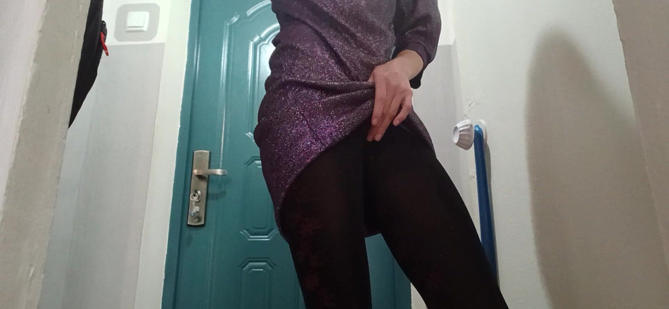 Lesbian-candys: 我发现并惩罚了我的秘书在办公室自慰