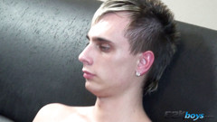 C2K Boys: Zdenda ukazuje svůj talent na sólovou masturbaci na napínavé scéně