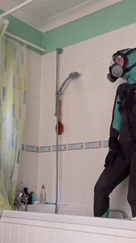 Disciplina agentului Ariel Anderssen's Gas Mask Wetsuit pentru Lucy umilită și făcută să ejaculeze la duș rece