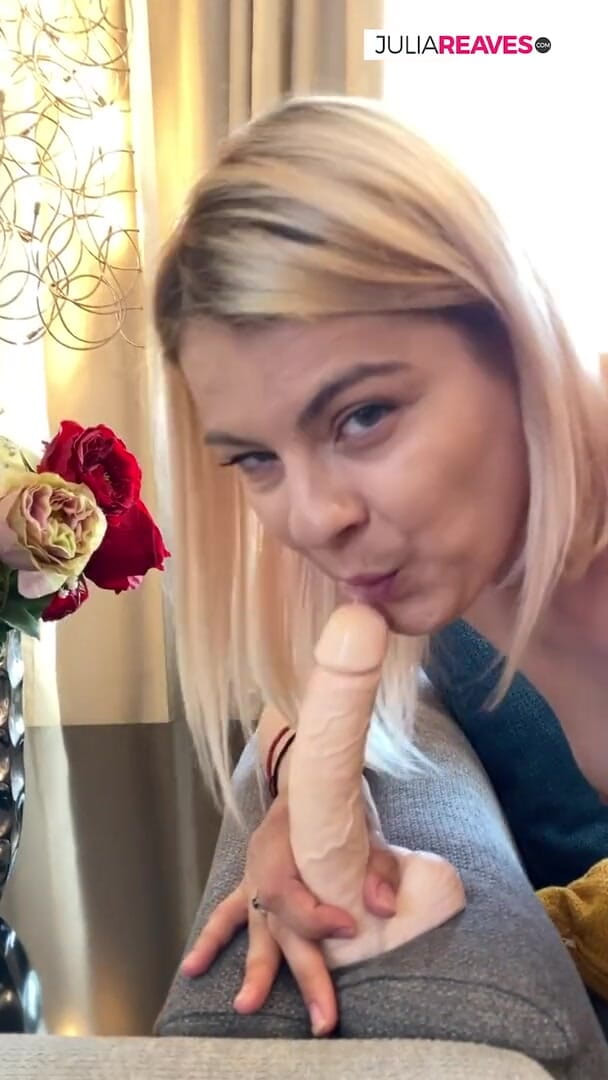 Jasmine RougeXXX: 딜도를 젖게 한 다음 보지에 넣었어