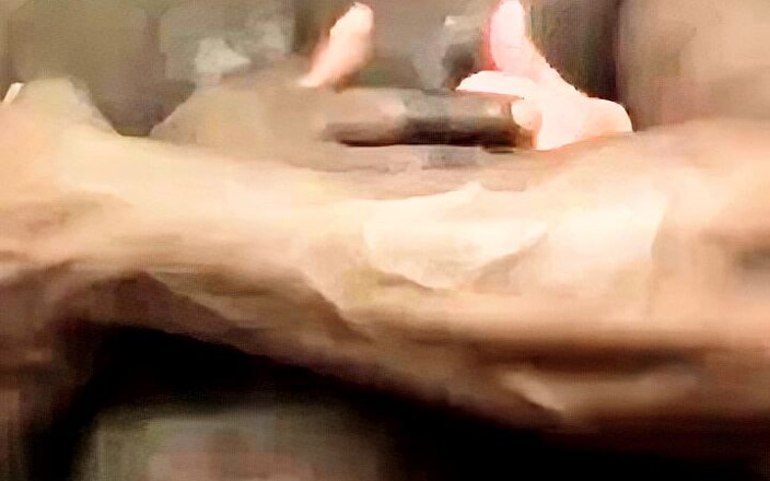 Black Muscle Stepdad: Il Nonno Bianco Sditalina Il Culo Grosso Del Marito Nero...