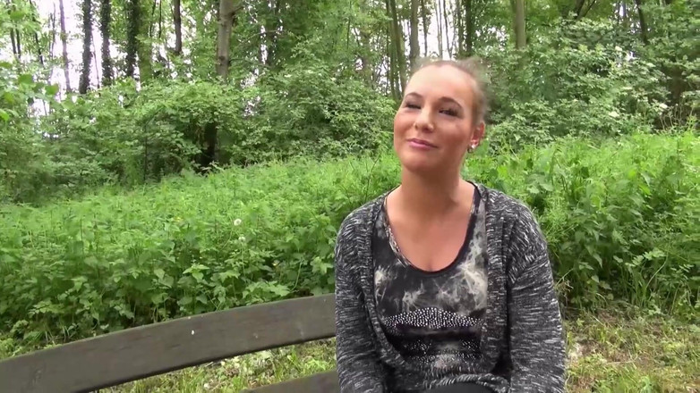 German Porn: 金发女郎女友自慰并休息，而男友则深深地插在朋友的饥渴阴户上