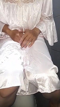 Crossdresser Plăcere superbă cu lenjerie din satin
