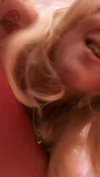 Nena rubia toma una polla negra monstruosa en su garganta