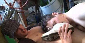 सूँघने और मोजे के साथ सप्ताहांत की चुदाई.. हमारे स्केटर बॉयज Sven Und Jimmy Hilton गोदाम में ...