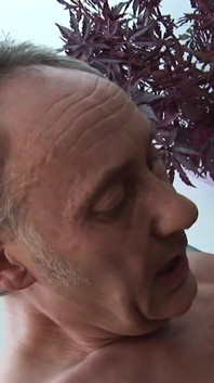 Katy překvapí svého šéfa a on nemůže odolat jejím velkým kozám.