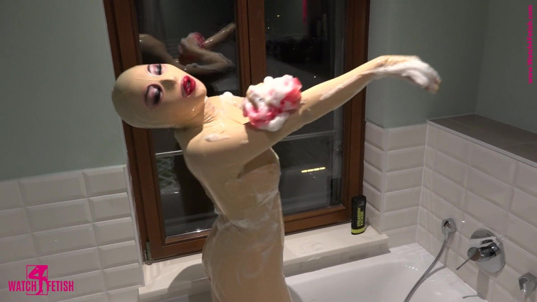 Fem Latex: Duchas y meando en látex