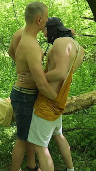 Spiato le coppie che scopano nella foresta