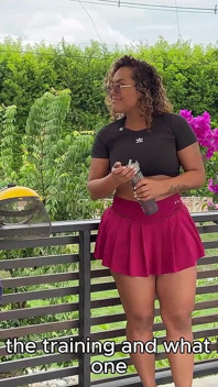 Un énorme ébène frappe son gros jardinier noir en public !