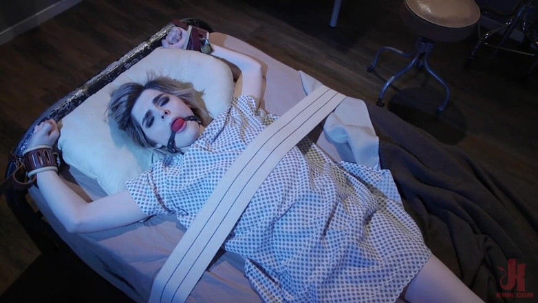 Kink TS: Mimpi ngeri jururawat: Ella Hollywood mengongkek jururawat Cherie Deville