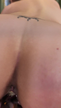 Bonita morena menina se masturbando na câmera