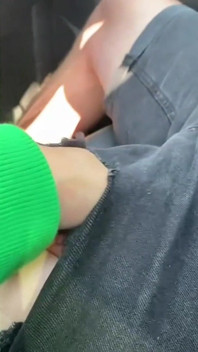 Punheta no carro com enorme gozada