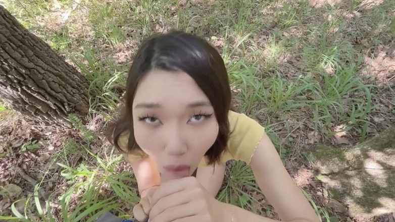 Petite creampie Asian Cumdump sluts: Asyalı üvey kız kardeşim beni ormanda dışarıda emiyor