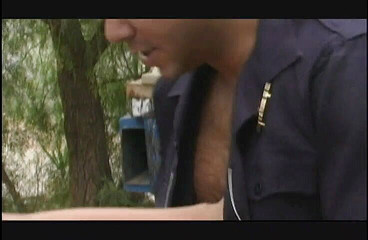 Radical: Šukání venku vzadu v kamionu