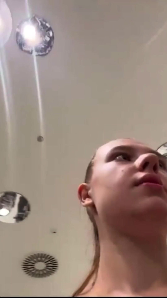 JuiceLussie: Extreme Masturbate in the Locker Room
