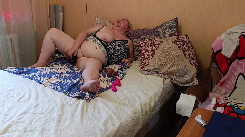Zona901: Vriendin met grote harige kut masturbeert met speelgoed