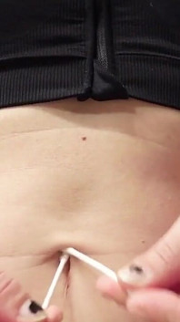 Titta när jag knullar min navel med Q tips &amp;mitt finger, jag slår vad om att du önskar att det var ditt finger.