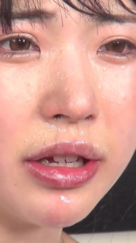 Hikaru Minazuki zjada Carolina Reaper i wypluwa go przez gruby śliniak i śluz nosa.