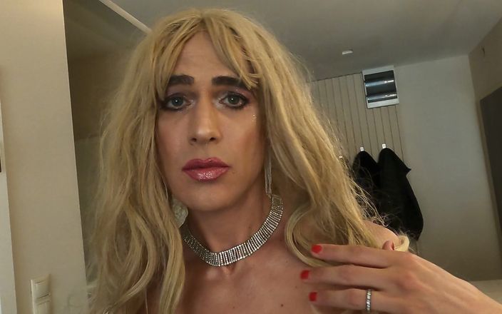 Trixy Sissy Babe: Trixy танцует дома.....