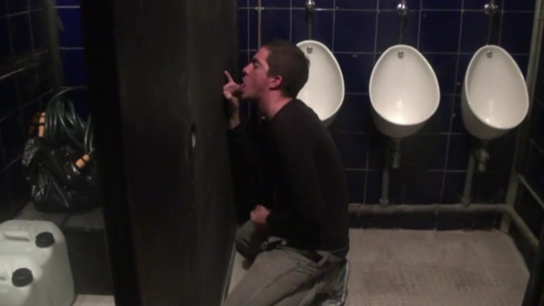 Gaybareback: Kouření čůráka na dírách slávy na záchodě