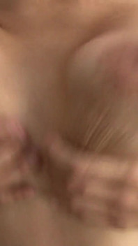 Underbara tonåring rider massiv dong hårt innan hon får cumshot på hennes bröst