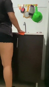 Domácí porno, moje latinskoamerická nevlastní sestra mi uvaří večeři a na konci mi kouří péro